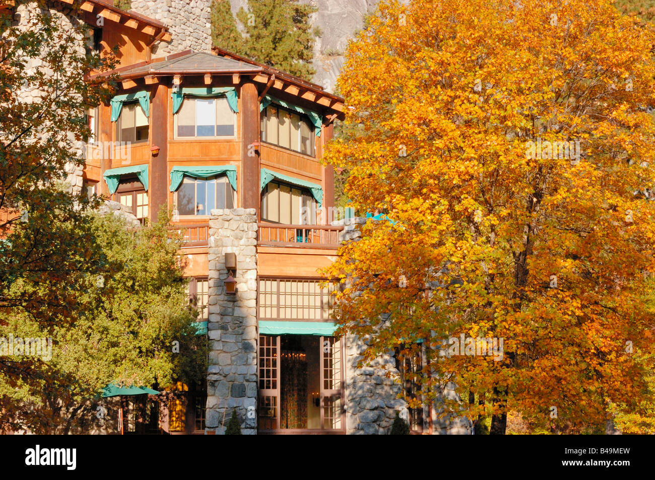 Le Ahwahnee Hotel et la couleur de l'automne la Vallée Yosemite Yosemite National Park California Banque D'Images