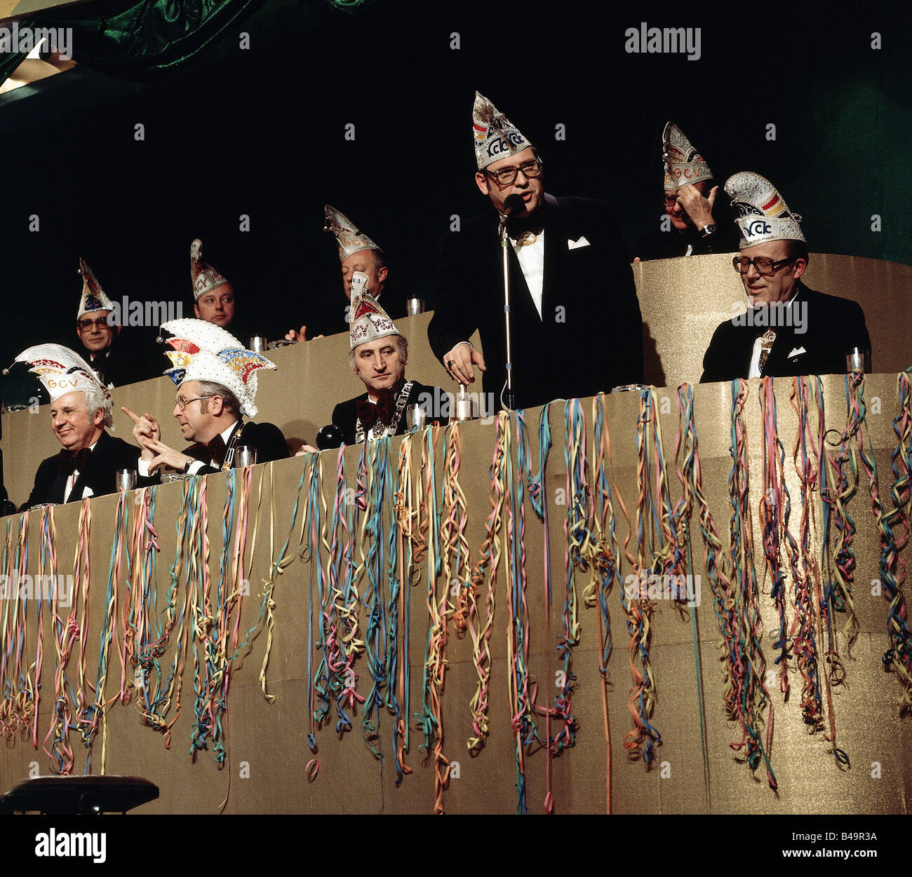 Braun, Rolf, 6.4.1929 - 8.7.2006, fondateur du club de carnaval Kastel, président du carnaval de Mayence et conférencier, pendant le carnaval de Mayence, avec comité de carnaval composé de 11 membres, demi-longueur, années 1970, Banque D'Images