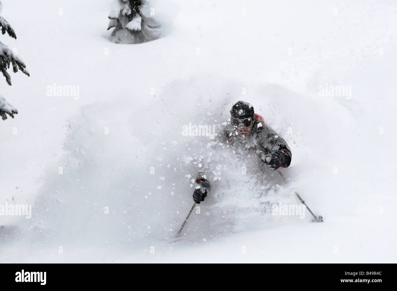 Un skieur dans une profonde poudre avec un gros visage tourné de neige Banque D'Images