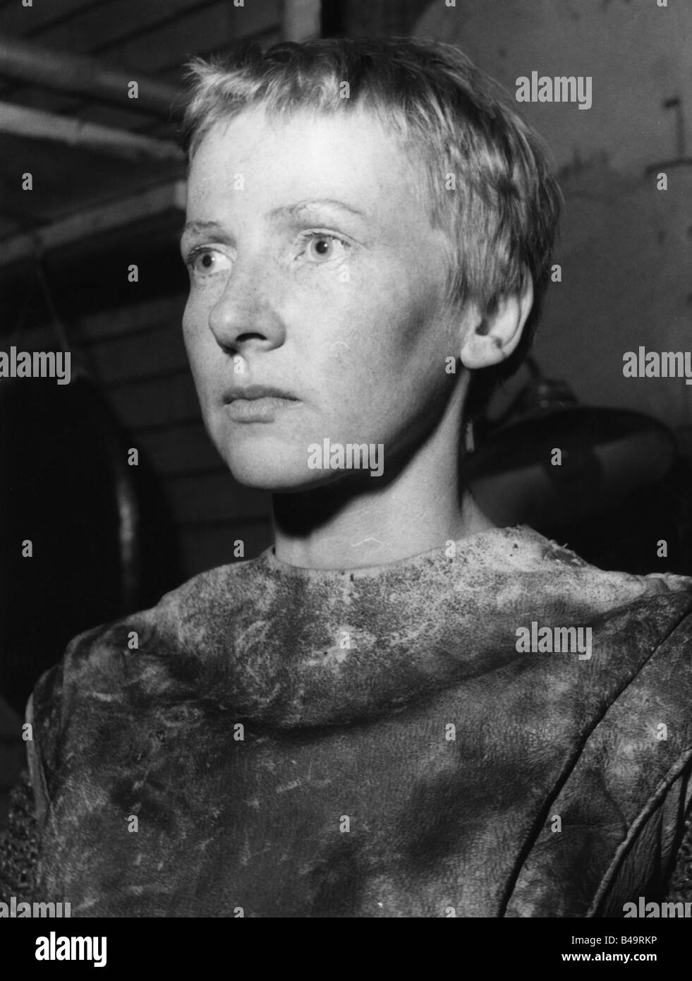 Kuzmany, Elfriede, 29.9.1915 - 17.7.2006, actrice autrichienne, portrait, dans la pièce, «Jeanne de Lorraine», jouant la partie de «Jeanne d'Arc», vers 1960, Banque D'Images