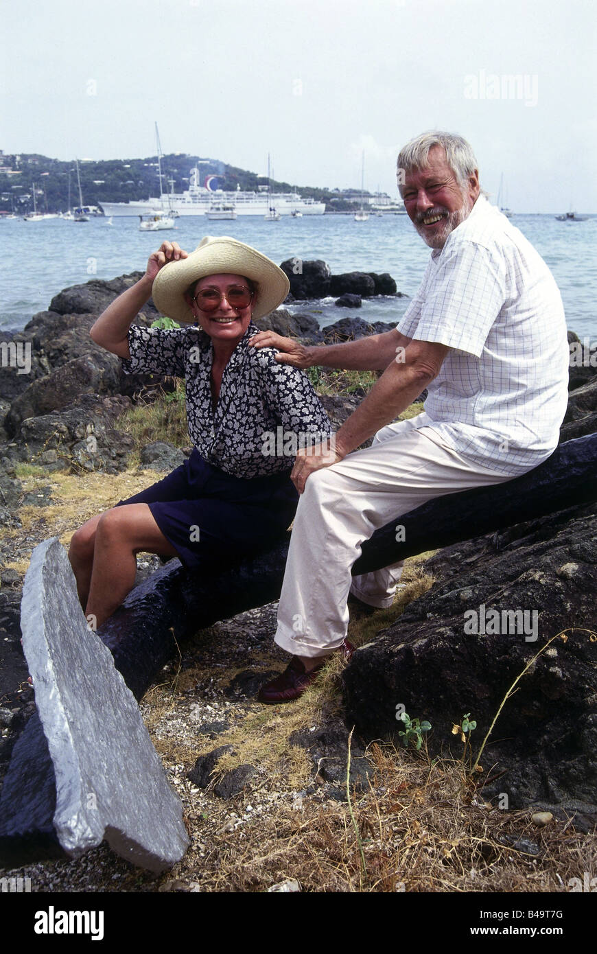 Schönherr, Dietmar, 17.5.1926 - 18.7.2014, acteur autrichien, pleine longueur, avec sa femme Vivi Bach, sur la côte, assise sur ancre, Charlotte Amalie, Iles Vierges, années 1980, Banque D'Images