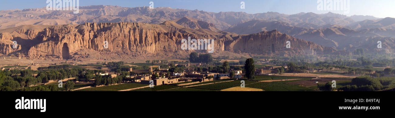 Géographie / billet, l'Afghanistan, Paysage / paysages, Bamiyn vallée, statues de Bouddha de Bamiyan, rock face à l'ancien monastère de la grotte et les niches des deux grands Bouddhas détruits et la détruit petit bouddha, 6e siècle AD, 2005, vue panoramique, Additional-Rights Clearance-Info-Not-Available- Banque D'Images