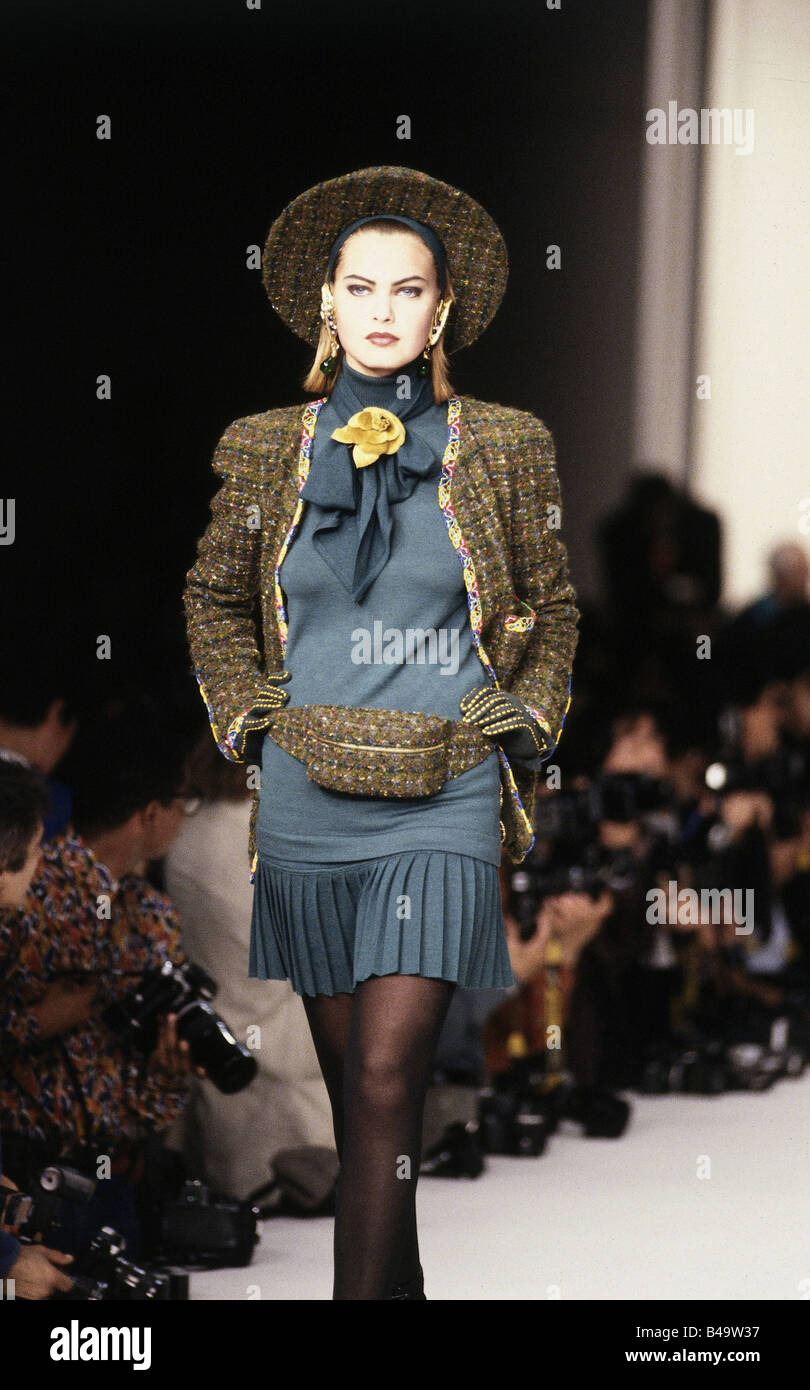 Mode, années 1990, mannequin, mi-longueur, port pullover et jupe plissée, passerelle, automne hiver, Pret-a-porter, par Chanel, Paris, 1991, années 90, , Banque D'Images