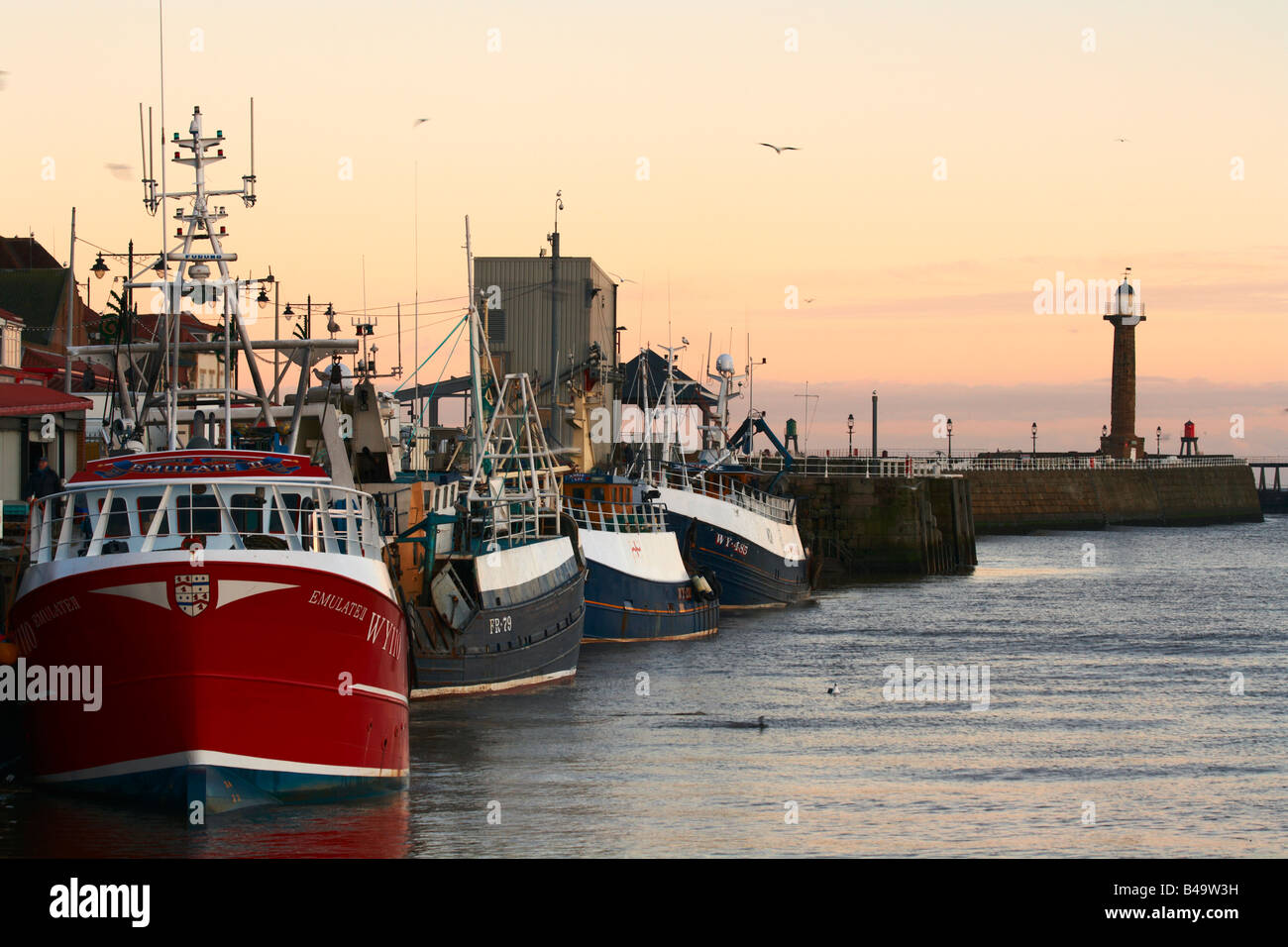 La flotte de pêche dans le port de Whitby moured tôt le matin Banque D'Images