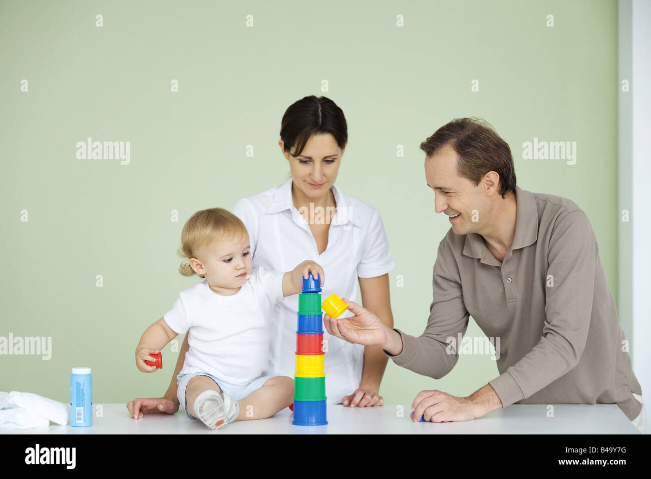 L'empilage des tout-petits jouets en plastique, parents Banque D'Images