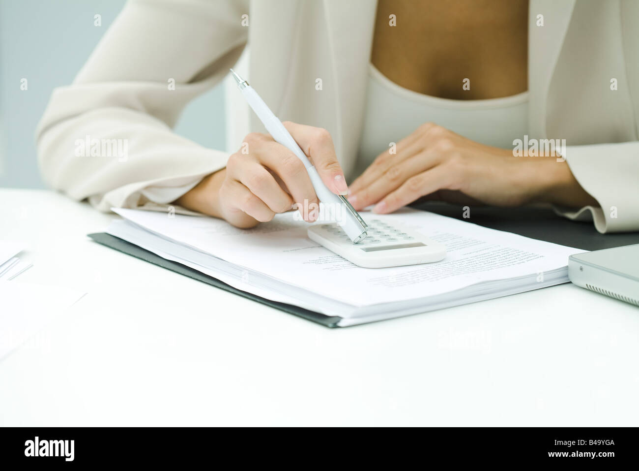 Femme professionnel à l'aide de la calculatrice, cropped view Banque D'Images
