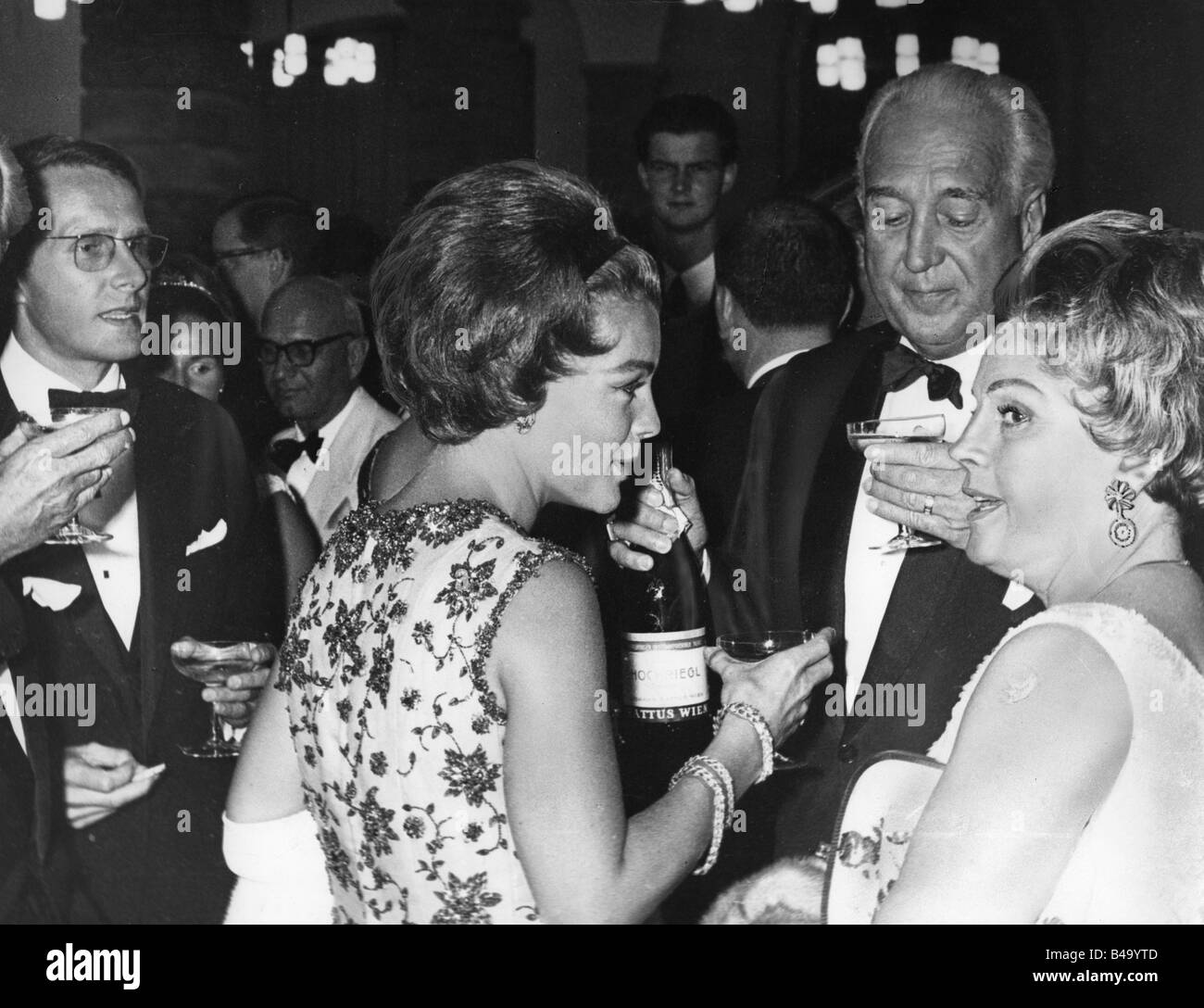 Schneider, Romy, 23.9.1938 - 29.5.1982, actrice allemande, demi-longueur, avec son mari Harry Meyen, beau-père Hans Herbert Blatzheim et mère Magda, sur célébration, vers 1966, Banque D'Images