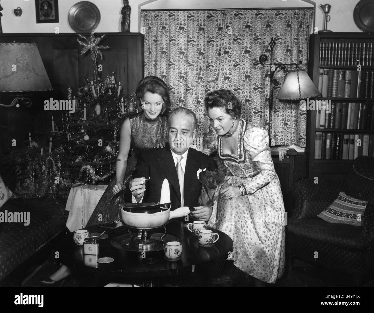 Schneider, Romy, 23.9.1938 - 29.5.1982, actrice allemande, demi-longueur, avec le beau-père Herbert Blatzheim et mère Magda, noël, Berchtesgaden, Allemagne, 1957, Banque D'Images