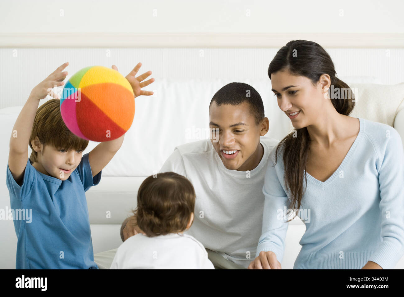 Family bébé fille, souriant, garçon en train de lancer balle en l'air Photo  Stock - Alamy