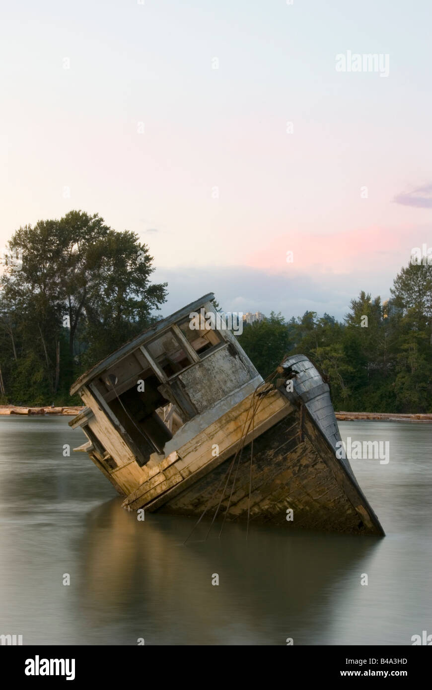 L'épave d'un bateau de pêche échoué dans la rivière Fraser,Richmond,Canada. Banque D'Images