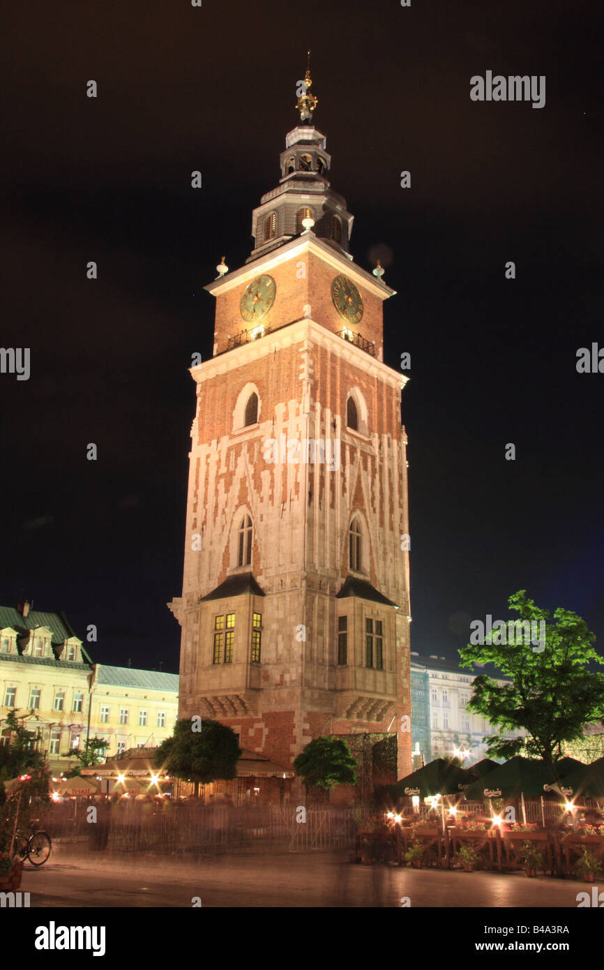 Tour de ville illuminé sur la place centrale, de la vieille ville, Cracovie, Pologne - été Banque D'Images