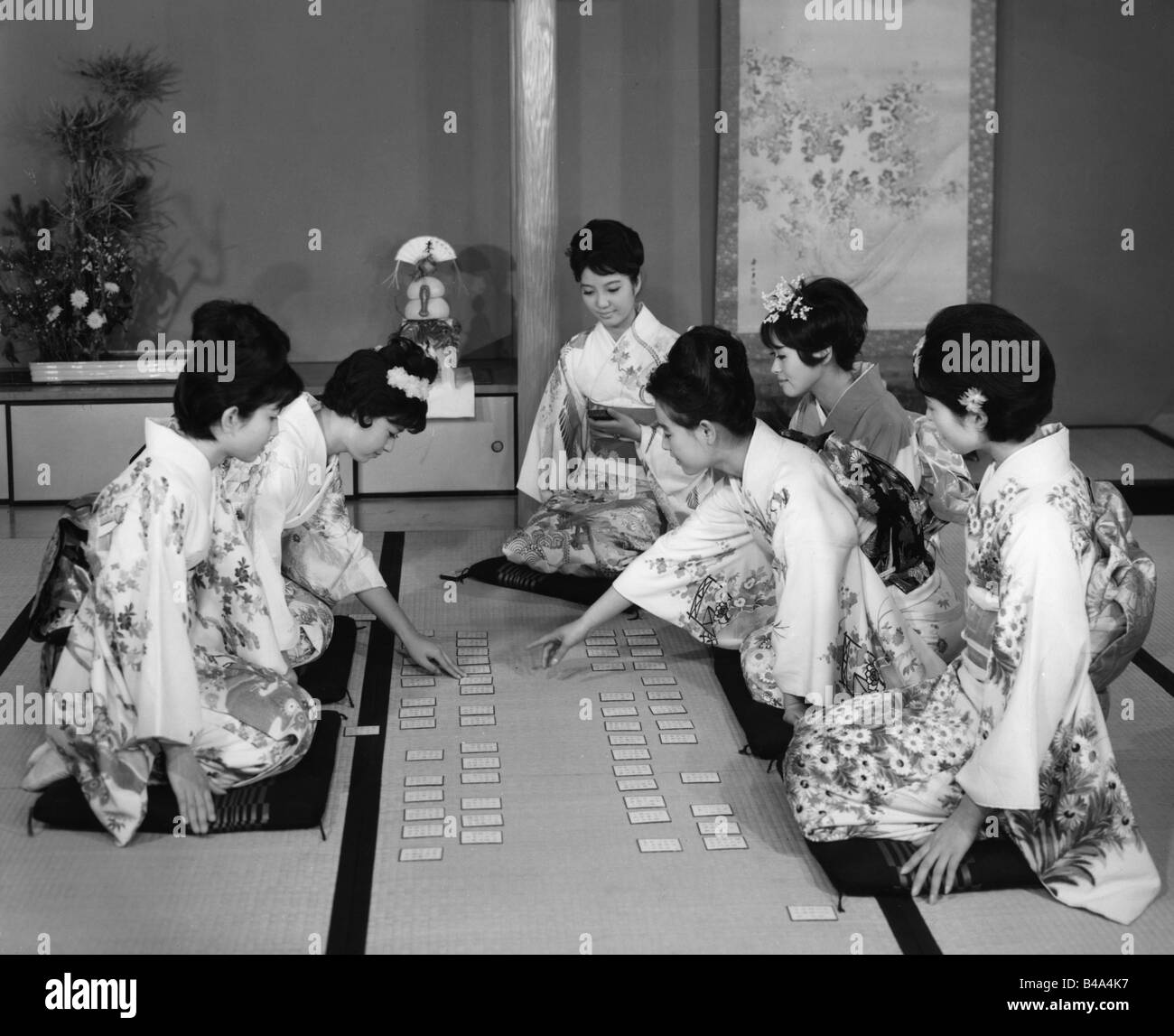 Géographie / voyages, Japon, femmes jouant à un jeu de cartes, , Banque D'Images