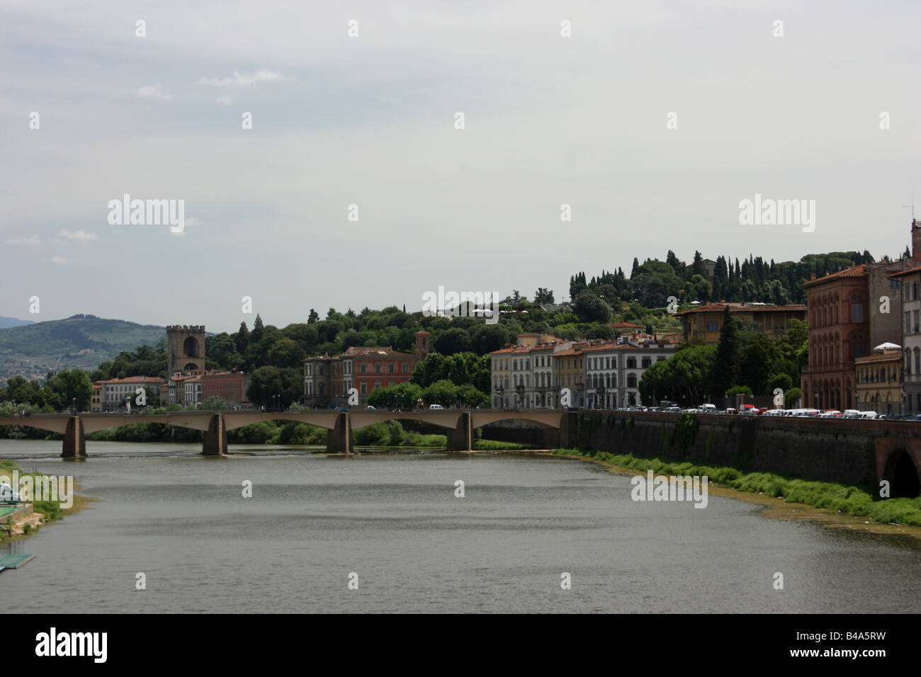 Vue sur l'Arno de Ponte Vecchio, Florence, Italie Banque D'Images