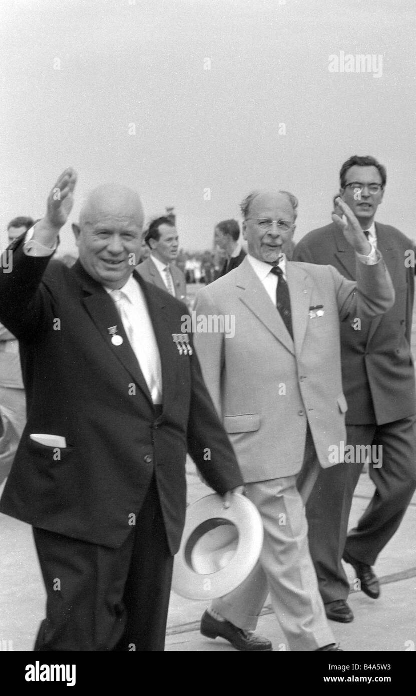 Khrouchtchev, Nikita Sergeyevich, 17.4.1894 - 11.9. 1971, politicien soviétique, secrétaire général du Comité central du Parti communiste de l'Union soviétique 1953 - 1964, visite en République démocratique allemande, arrivée à l'aéroport de Schönefeld, 17.1.1963, avec Walter Ulbricht, , Banque D'Images Khrouchtchev, Nikita Sergeyevich, 17.4.1894 - 11.9. 1971, politicien soviétique, secrétaire général du Comité central du Parti communiste de l'Union soviétique 1953 - 1964, visite en République démocratique allemande, arrivée à l'aéroport de Schönefeld, 17.1.1963, avec Walter Ulbricht, , Banque D'Images