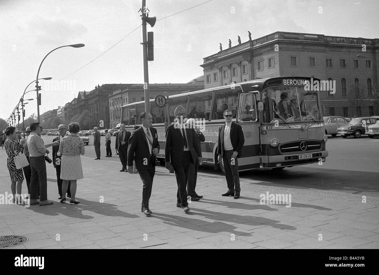 Géographie/voyages, Allemagne, République démocratique allemande, Berlin-est, transports, bus, arrêt de bus pour le bus touristique de Berlin-Ouest, opéra, 1969, Banque D'Images