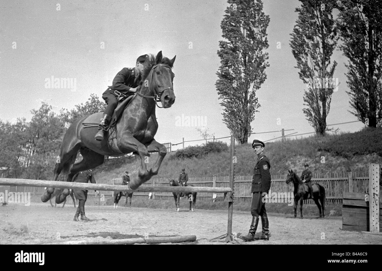 Police, Allemagne de l'est, police montée, saut d'obstacles, Hoppegarten, Berlin, 1952, Banque D'Images