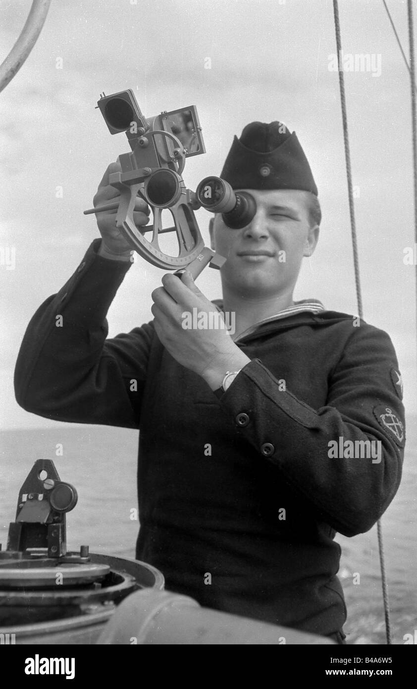 Police, Allemagne, République démocratique allemande, police des frontières, marin avec sextant, 1958, Banque D'Images