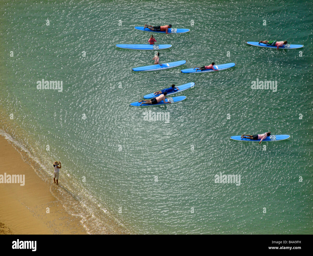 Paddling out to surf - Waikiki Beach à partir de ci-dessus. Banque D'Images