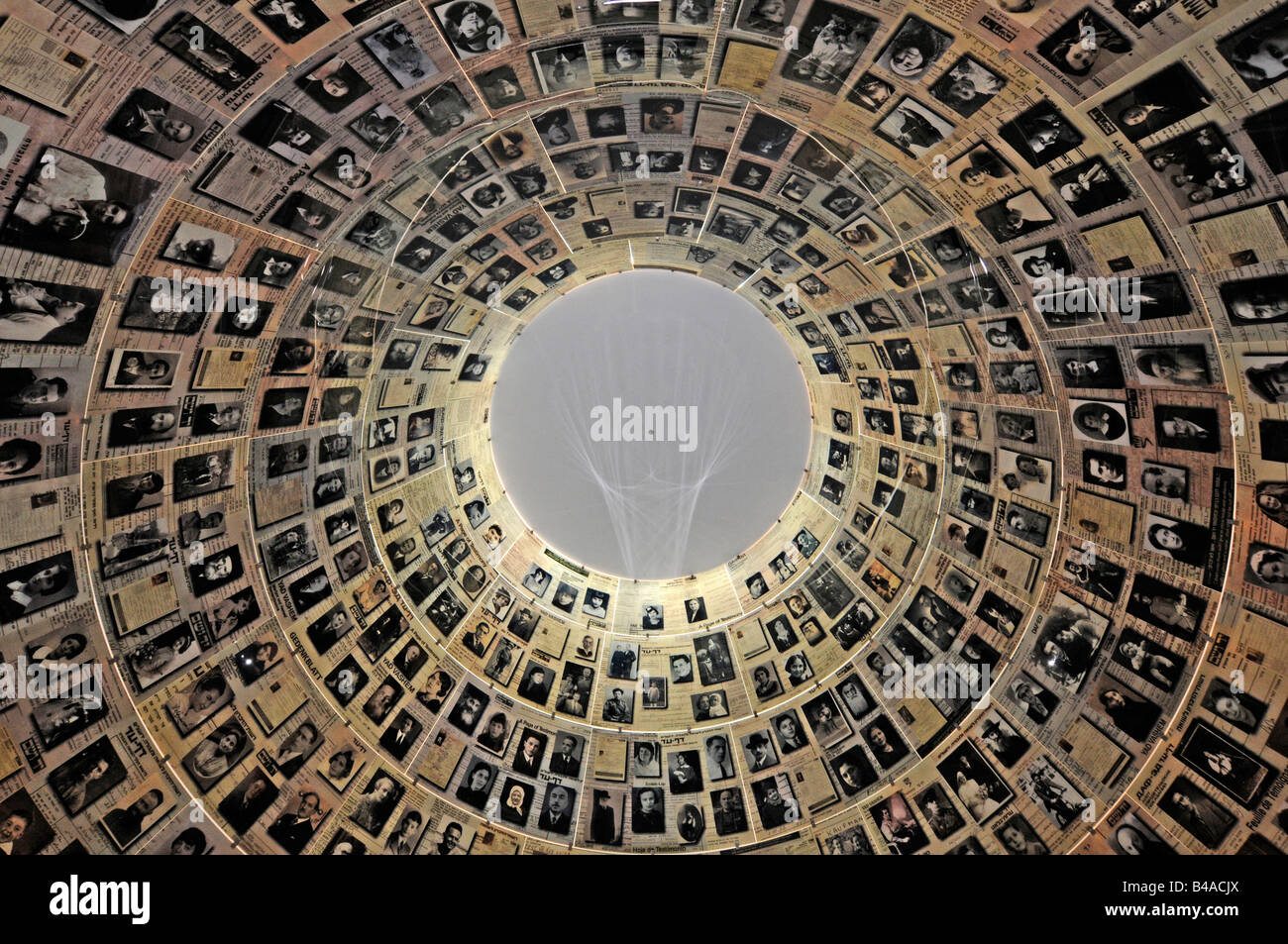 La "salle des noms', le mémorial pour chaque Juif assassiné pendant l'Holocauste, à Yad Vashem, le centre de Jérusalem, Israël. Banque D'Images
