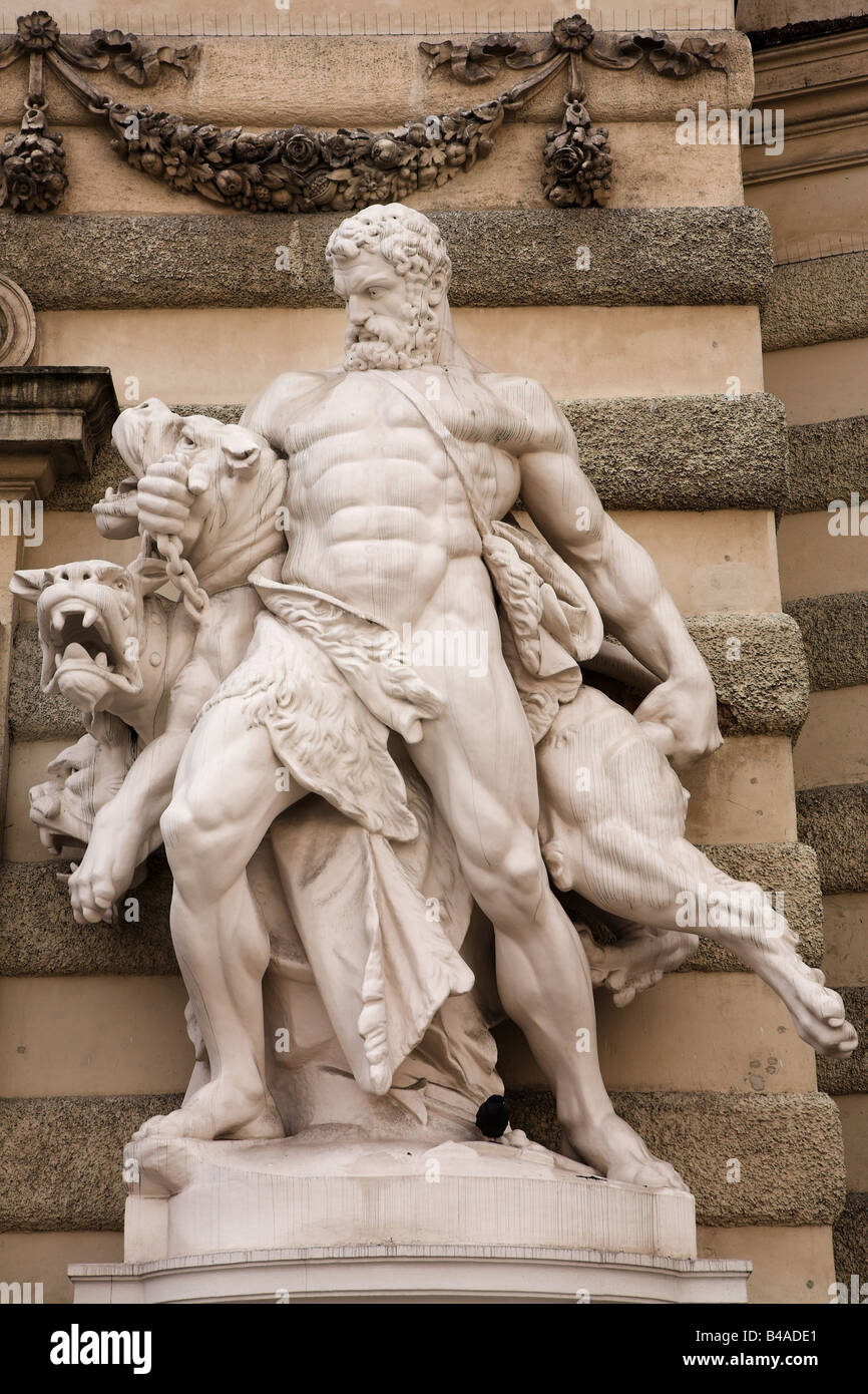 Les statues d'Hercule à l'extérieur de l'Hoffberg Palace Banque D'Images