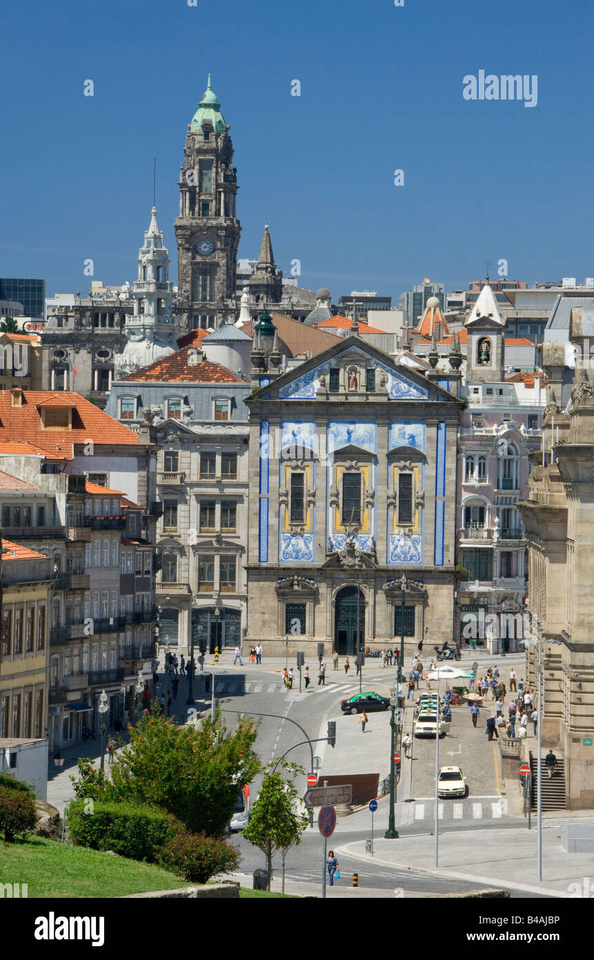 L'église Igreja dos Congregados sur la Praça Almeida Garrett par la gare de São Bento, Porto, Portugal Banque D'Images