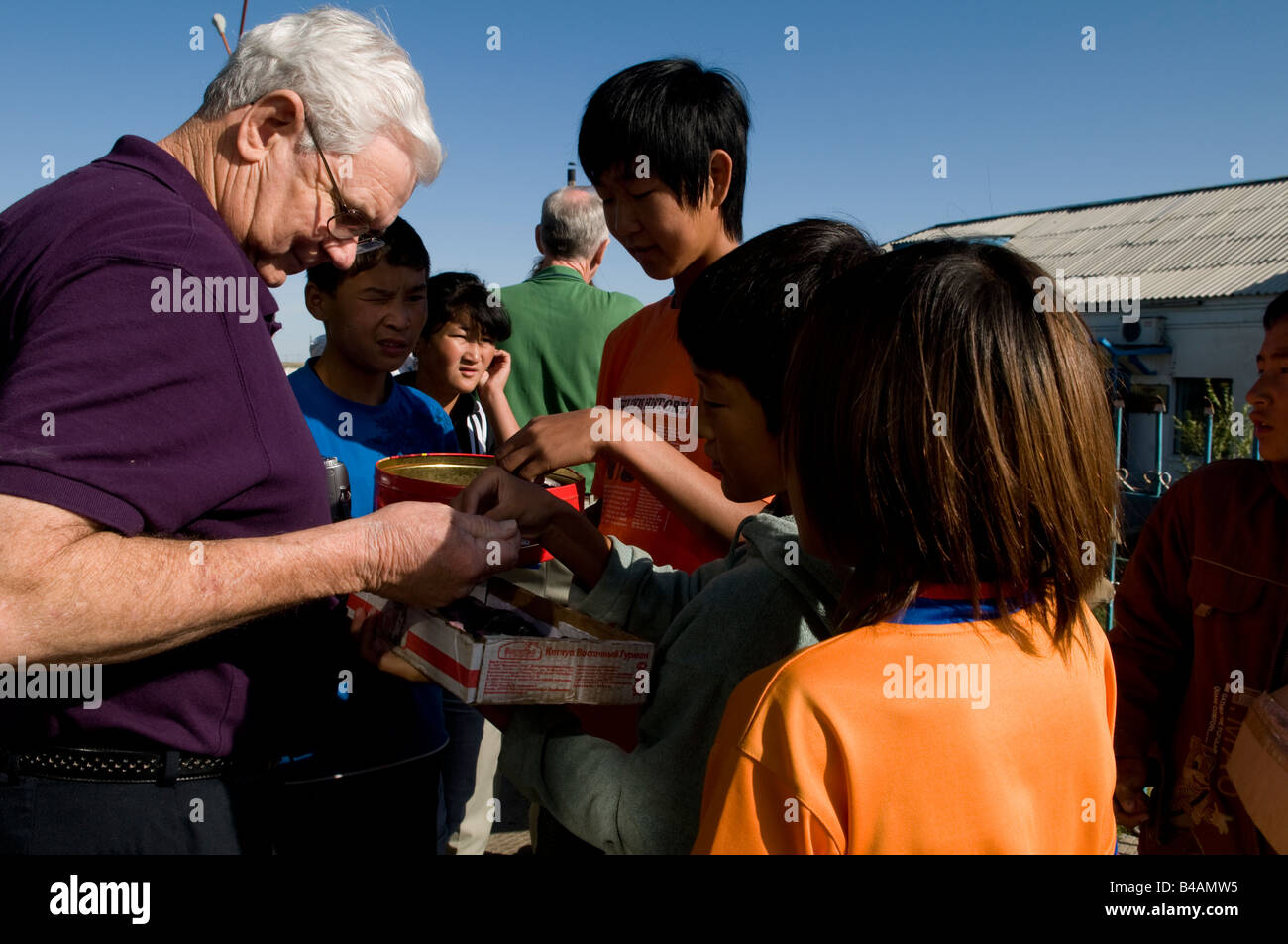 Les passagers étrangers acheter des souvenirs d'enfants mongols sur une plate-forme d'une gare ferroviaire mongol Banque D'Images