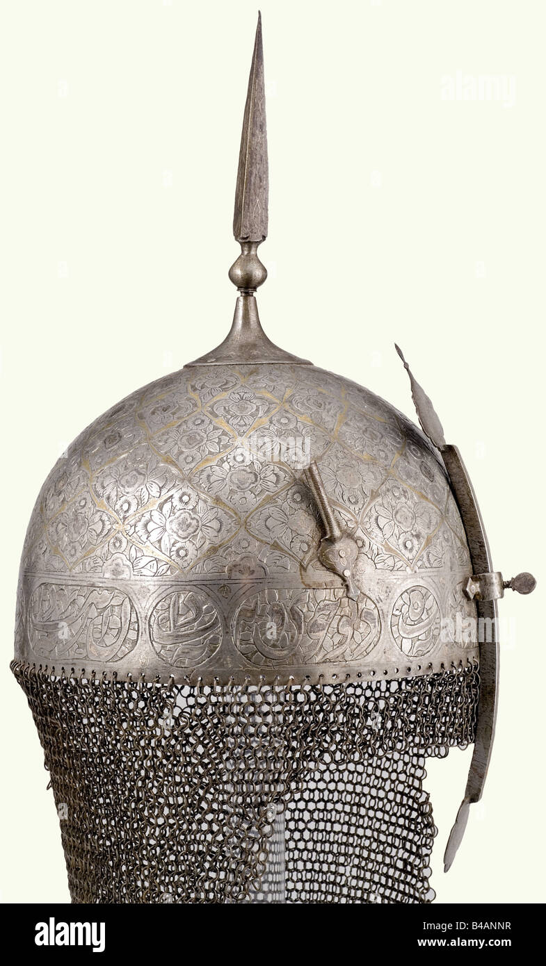 Un groupe de kulah khud et de bazu incrustés d'or (avant-bras), persan, XIXe siècle. Crâne forgé en un seul morceau avec une décoration fleurie en forme de diamant ciselée, dorée, une pointe quadrilatérale qui se dévisse, une nasal réglable et deux prises de panache latérales. Une inscription décorative gravée longe le bord et les rideaux de courrier suspendus de bagues en fer joints par courbure (défauts minimaux). Hauteur env. 63 cm. La protection de bras correspondante est ciselée en suite avec un protège-poignet attaché (anneaux incomplets). Longueur 32,5 cm. Provenance: Ceci et certains des lots suivants, Banque D'Images