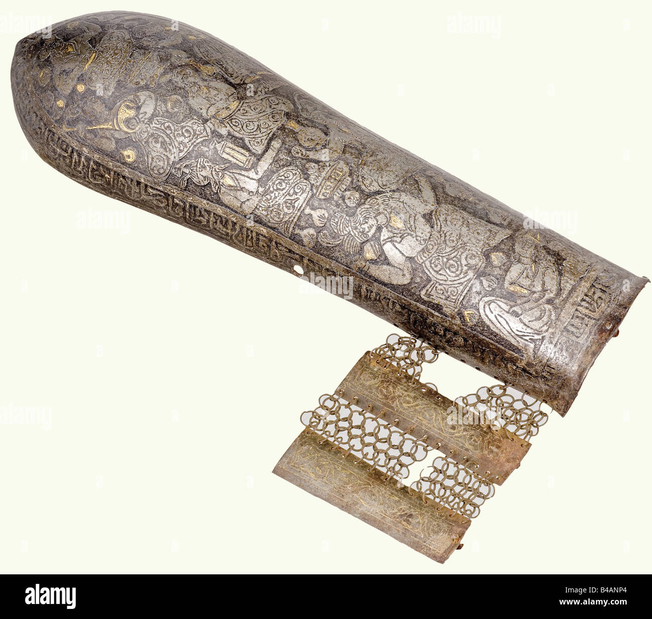 Un groupe de kulah khud et de bazu incrustés d'or (avant-bras), persan, XIXe siècle. Crâne de fer forgé en un seul morceau avec la surface complètement couverte de la figure humaine gravée décoration avec des restes d'incrustations d'or. La pointe quadriculaire peut être dévissée. Il y a une prise nasale réglable et deux prises de panache latérales. Une inscription s'inscrit le long du bord, et des rideaux de courrier suspendus de bagues en fer joints par flexion (défauts minimaux). Hauteur env. 61 cm. Le bras de protection correspondant est gravé et incrusté d'or avec un protège-poignet attaché (anneaux incomplets). Longueur 33,5 c, Banque D'Images