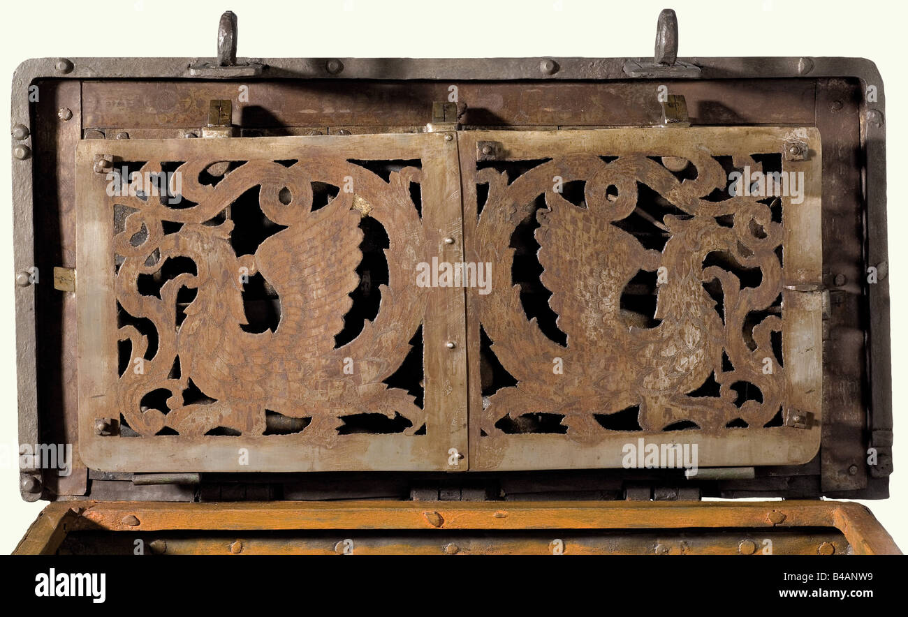 Un coffre de guerre allemand, 2ème moitié du XVIIe siècle. Corps en fer à riveté lourd renforcé par des bandes et avec deux poignées mobiles montées sur le côté. Il y a deux hasps sur le devant avec une fausse serrure décorative forgée. Il y a un couvercle de serrure à fermeture séparée dans le couvercle avec la clé d'origine. Le verrou comporte cinq vis mobiles et un couvercle à vis ouvert. Peinture intérieure en plomb avec tiroir verrouillable séparé et barre de support sur le côté. Dimensions 82 x 42 x 42. Historique, historique, XVIIe siècle, objet, objets, photos, coupures, découpe, Banque D'Images