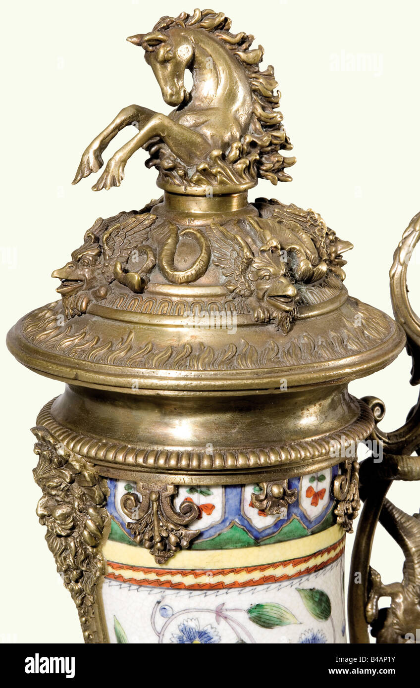 Une corne française à boire montée en bronze, de style Renaissance, vers 1900. Corne à boire de la foi avec décoration de fleurs et de vigne peinte à la main. Somptueuses fixations en bronze avec de fantastiques figurines sculptées. Couvercle en bronze couronné d'un cheval. Se tenir avec la décoration acanthus et une plaque de base de la foi. La marque du fabricant et l'année '1895' sont en bas. Hauteur 52 cm. Historique, historique, 1900, XXe siècle, XIXe siècle, artisanat, artisanat, artisanat, objets, objets, alambics, découpe, coupures, découpe, découpe, découpe, découpe, découpe, découpe, Banque D'Images