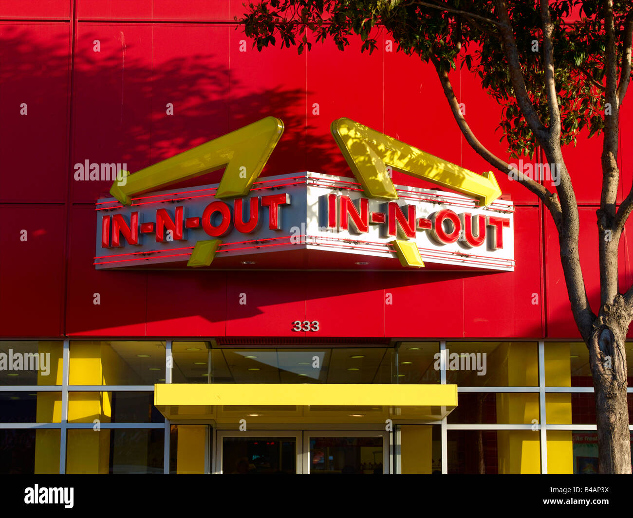 Dans un fast food restaurant Burger signe Banque D'Images