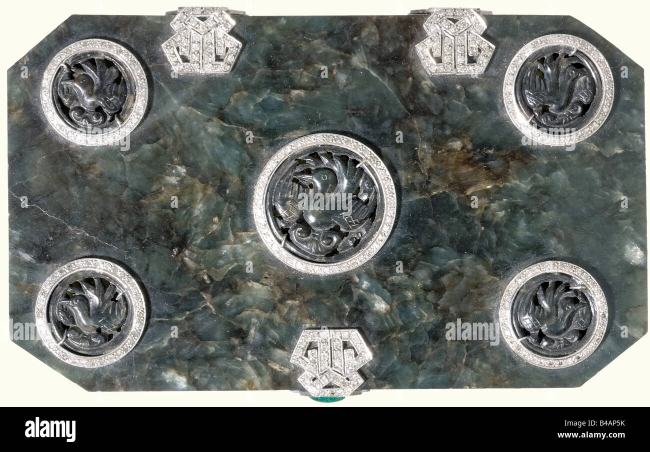 Un cercueil en jadeite, Chine, XVIIIe/XIXe siècle avec un cadre art déco d'environ 1920 UN cercueil carré avec des coins biseautés en jadeite noir-vert avec cinq représentations de travail ouvert d'oiseaux sculptés en relief sur le couvercle. Les charnières, la capture et cinq anneaux décoratifs en or blanc sont richement fixés avec des diamants anciens. Il y a une cachochon émeraude ovale sur la prise. Dimensions 14,6 x 8,7 x 4,8 cm. Poids 572 grammes. Historique, historique, années 1920, XXe siècle, artisanat, artisanat, artisanat, objets, objets, photos, coupures, coupures, découpe, découpes, fins, Banque D'Images