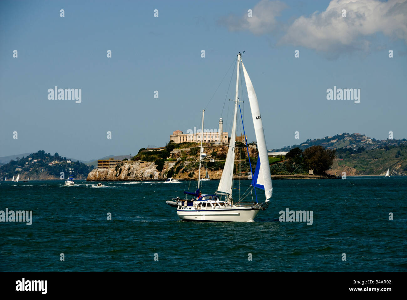 La Californie San Francisco l'île d'Alcatraz et voilier sur la baie de San Francisco. Banque D'Images