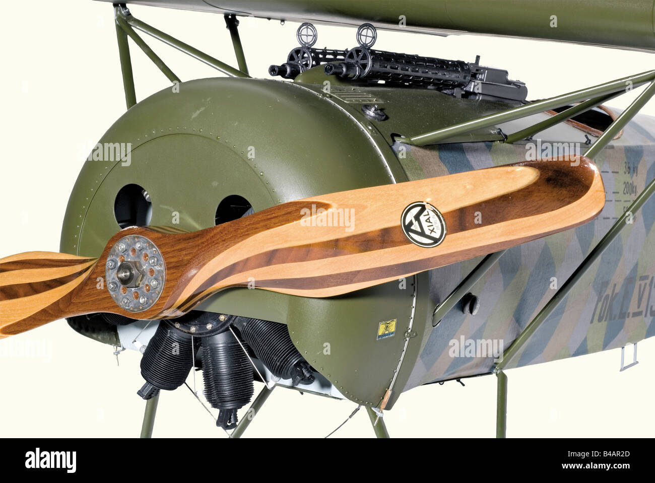 Un modèle à échelle de vol exceptionnel, de Fokker D VIII, n° de série '132' Avec des surfaces de contrôle de vol complètes, le poste de pilotage équipé d'un siège, de sangles de retenue, d'une barre de barre de direction et d'une colonne de commande, avec un cadran de garniture et un compas de travail, le fuselage supérieur équipé d'une paire de mitrailleuses factices et d'une jauge de carburant, Avec un moteur à essence à deux cylindres et une hélice à deux pales en érable laminé à tartre et acajou de BERLIN AXIALE, le moteur est dissimulé derrière un capot métallique riveté factice Intégrant une fixation de câble à bascule pour les 110 h.p. d'origine Oberursel U.11 neuf cylindres, Banque D'Images