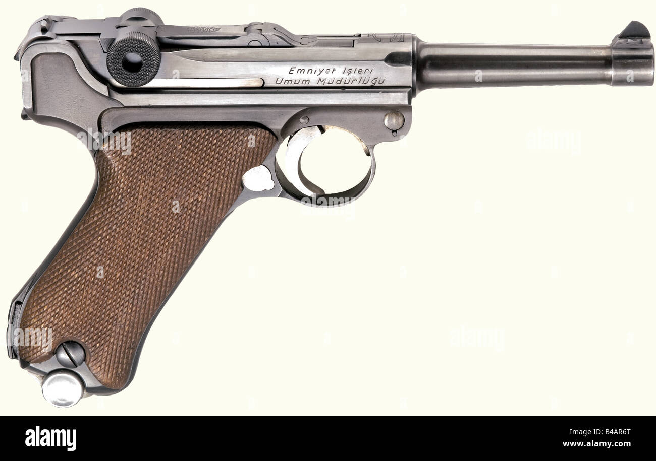 Un pistolet 08, police, calibre 9 mm Parabellum, no 84b. Numéros  correspondants, y compris la broche d'allumage. Alésage brillant, longueur  100 mm. Gauche sur le canon marqué 'Kal. 9 mm, sur la