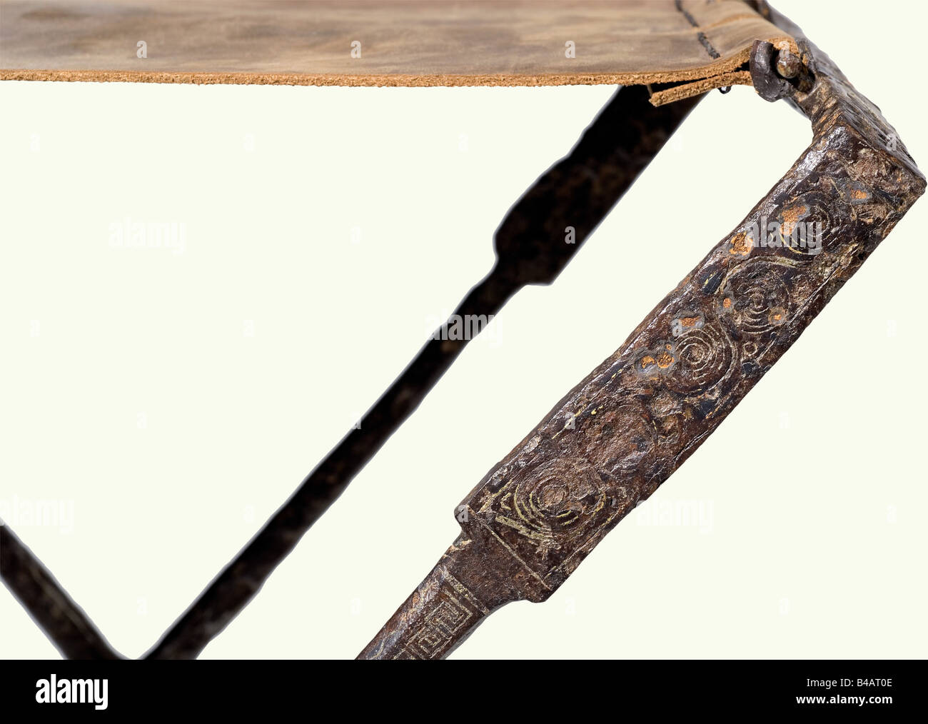 Une chaise en fer pliant pour un commandant de terrain, Fin Roman/début byzantin, 3ème - 4ème siècle A.D. fer avec fin bronze et incrustations d'argent. Cadre pliable de barres carrées, avec les côtés de support et les bords supérieurs devenant rectangulaires dans la section. De chaque côté de la partie supérieure se trouvent cinq raccords à anneau pour accepter le passage des barres en fer pour fixer le siège (cuir de remplacement). Il y a des vestiges de l'incrustation décorative en bronze sur les côtés, avec des méandres, des angles, des vagues ou historique, historique, ancien monde, ancien monde, ancien temps, objet, objets, photos, cl, Banque D'Images