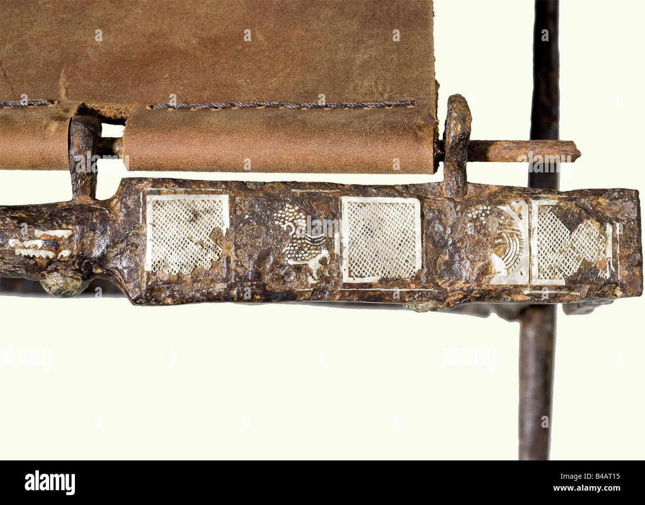 Une chaise en fer pliant pour un commandant de terrain, Fin Roman/début byzantin, 3ème - 4ème siècle A.D. fer avec fin bronze et incrustations d'argent. Cadre pliable de barres carrées, avec les côtés de support et les bords supérieurs devenant rectangulaires dans la section. De chaque côté de la partie supérieure se trouvent cinq raccords à anneau pour accepter le passage des barres en fer pour fixer le siège (cuir de remplacement). Il y a des vestiges de l'incrustation décorative en bronze sur les côtés, avec des méandres, des angles, des vagues ou historique, historique, ancien monde, ancien monde, ancien temps, objet, objets, photos, cl, Banque D'Images