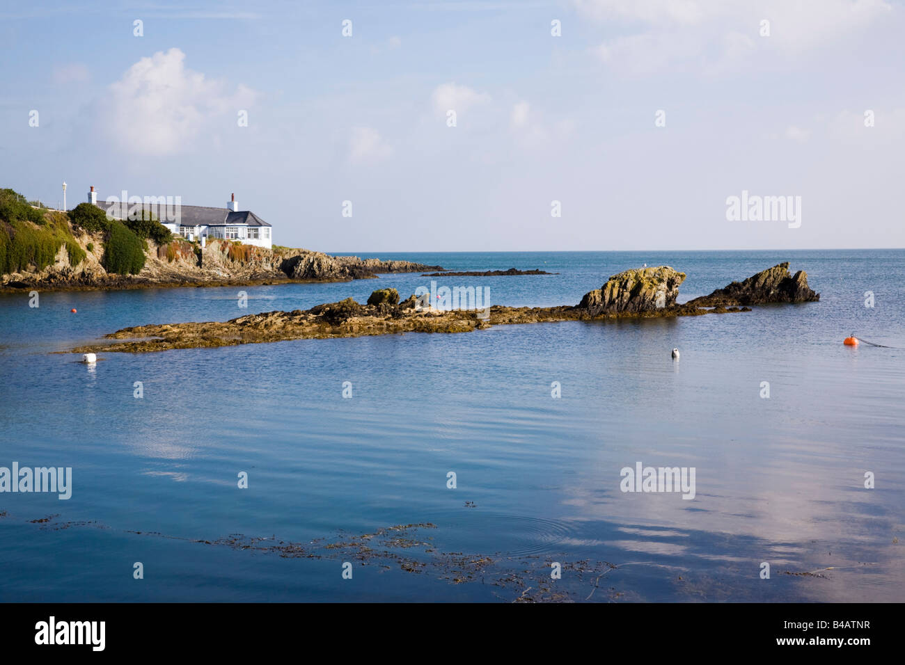 Petite baie sur la côte rocheuse à l'AONB. Bull Bay Porth (Llechog) Anglesey au nord du Pays de Galles UK en Grande-Bretagne. Banque D'Images