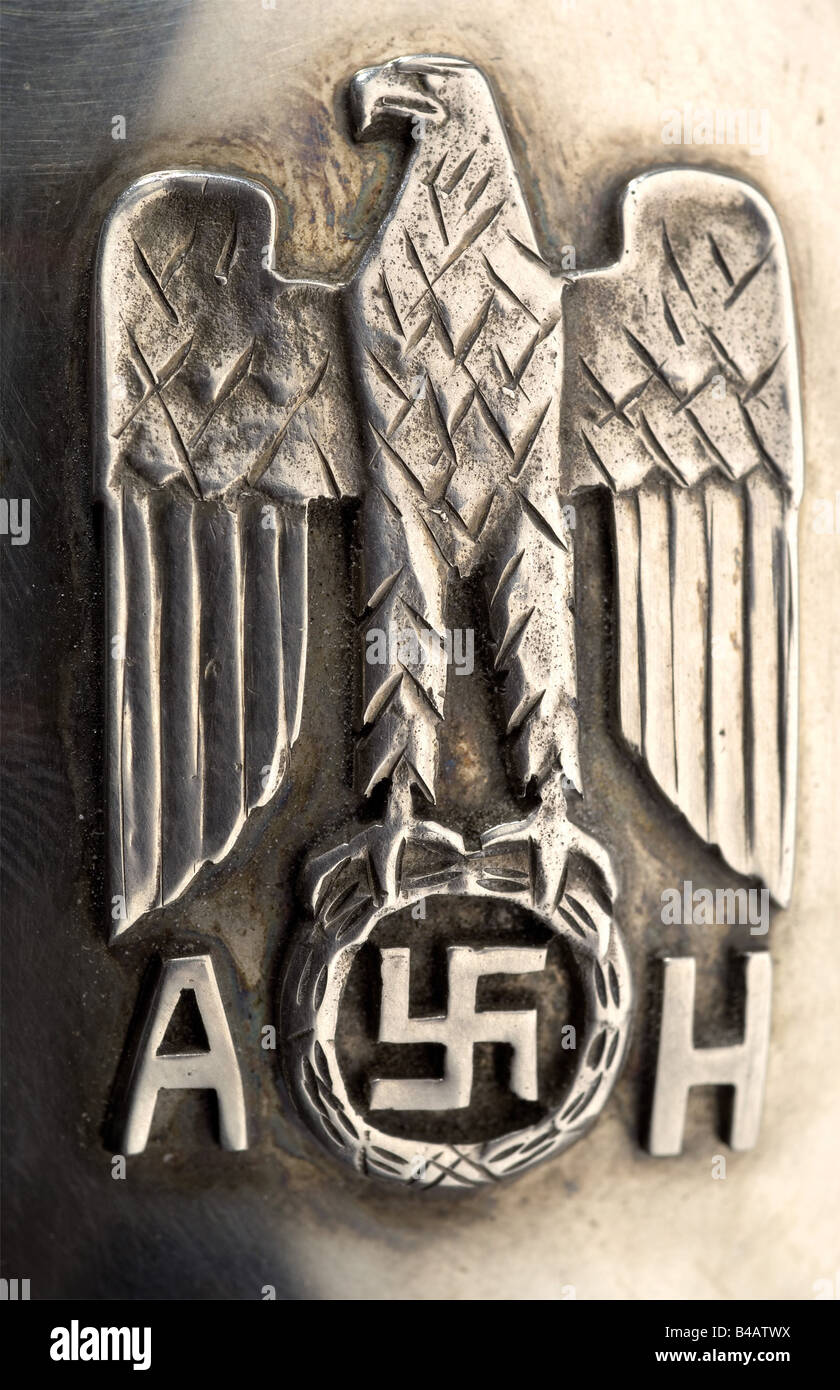 Adolf Hitler - un puits d'encre., verre de cristal de plomb lourd avec un porte-plume coupé dans lui. Il y a une décoration de soleil creusée sur le fond et un endroit cassé d'environ 2 cm, qui est à peine visible d'en haut. Couvercle argenté en forme de boule avec un aigle superposé et le monogramme 'AH'. Le monogramme de la marque 800 et du joaillier, 'HB'. Hauteur 11 cm. Longueur 13,5 cm.' historique, historique, 1930, 1930, XXe siècle, NS, national-socialisme, nazisme, Third Reich, allemand Reich, Allemagne, allemand, national-socialiste, nazi, époque nazie, fascisme, objet, objets, photos, , Banque D'Images