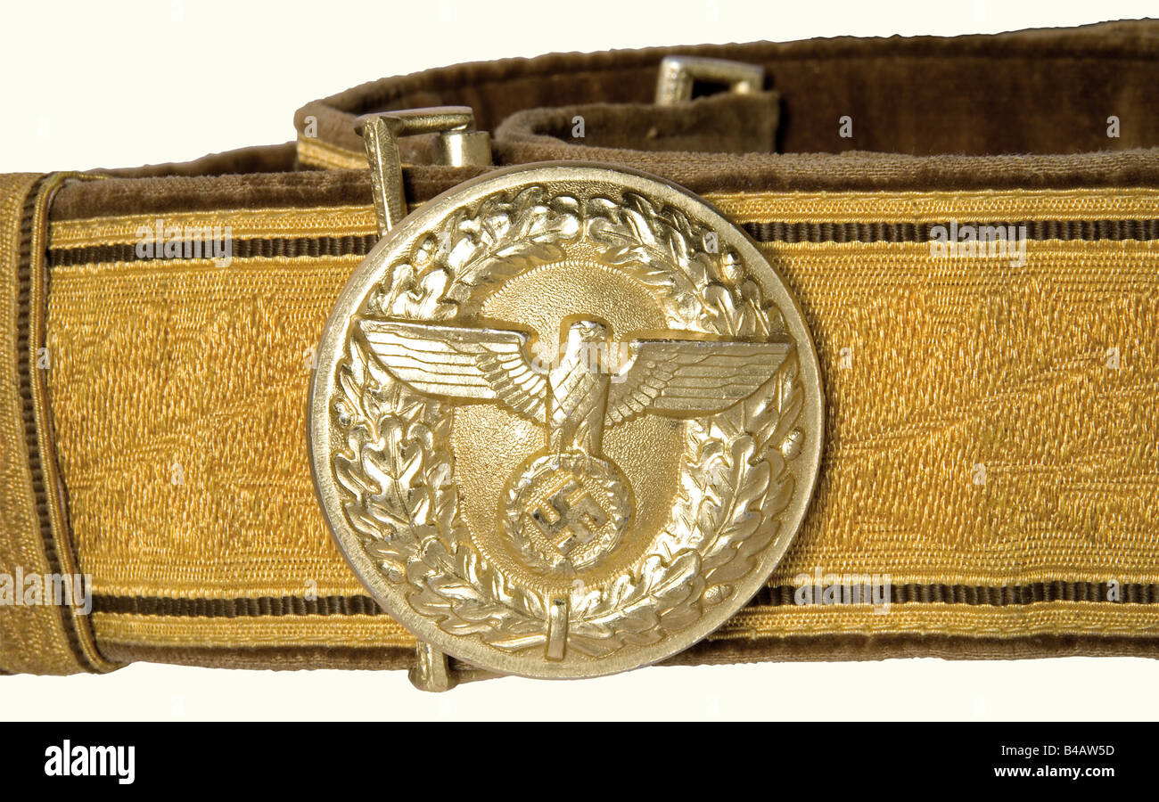 Ceinture de parade pour leader politique, version violoncelle de couleur or avec décoration en feuilles de chêne, dos en velours brun, boucle anodisé dorée (diamètre 50 mm, fabricant « M4/24 ») et capture. Raccourci. L'une des deux diapositives est manquante, deux petits trous.' historique, historique, 1930, 1930, XXe siècle, organisation du parti, organisation du parti, organisations, organisations, organisation, organisation, parti, partis, parti politique, allemand, Allemagne, NS, national-socialisme, nazisme, troisième Reich, allemand Reich, ustensile, équipement, ustensiles, objet, objets, sti, Banque D'Images