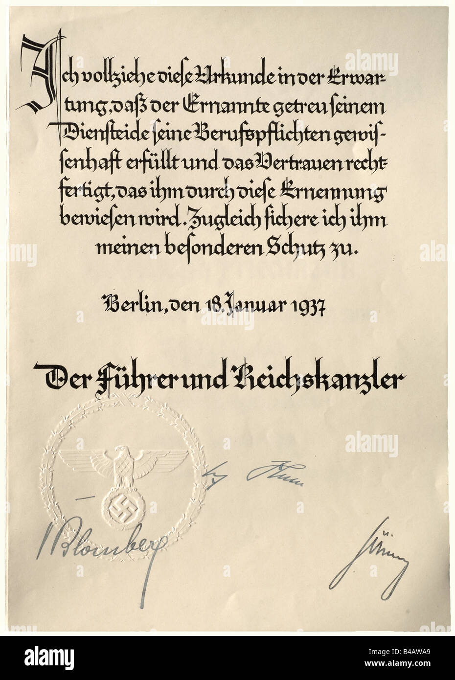 Un groupe de documents, pour le lieutenant-colonel Wilhelm Friedemann de la Luftwaffe. Certificat de promotion au capitaine de la Luftwaffe, 24 octobre 1935, sceau estampillé aveugle, signature par télécopieur de H. Göring. Certificat de promotion au Major 18 janvier 1937. Deux pages, sceau aveugle et signatures d'autographes à l'encre de A. Hitler, v. Blomberg et H. Göring. Prix De La Citation Pour Service De Longue Durée 4ème Classe 2 Octobre 1936. Citation pour le prix de service de longue durée 3ème classe, 9 mai 1939, avec signature d'encre du général Sperrles et lettre de transmission. Citation pour la Croix de service de guerre 1ère classe, 12 Nove, Banque D'Images