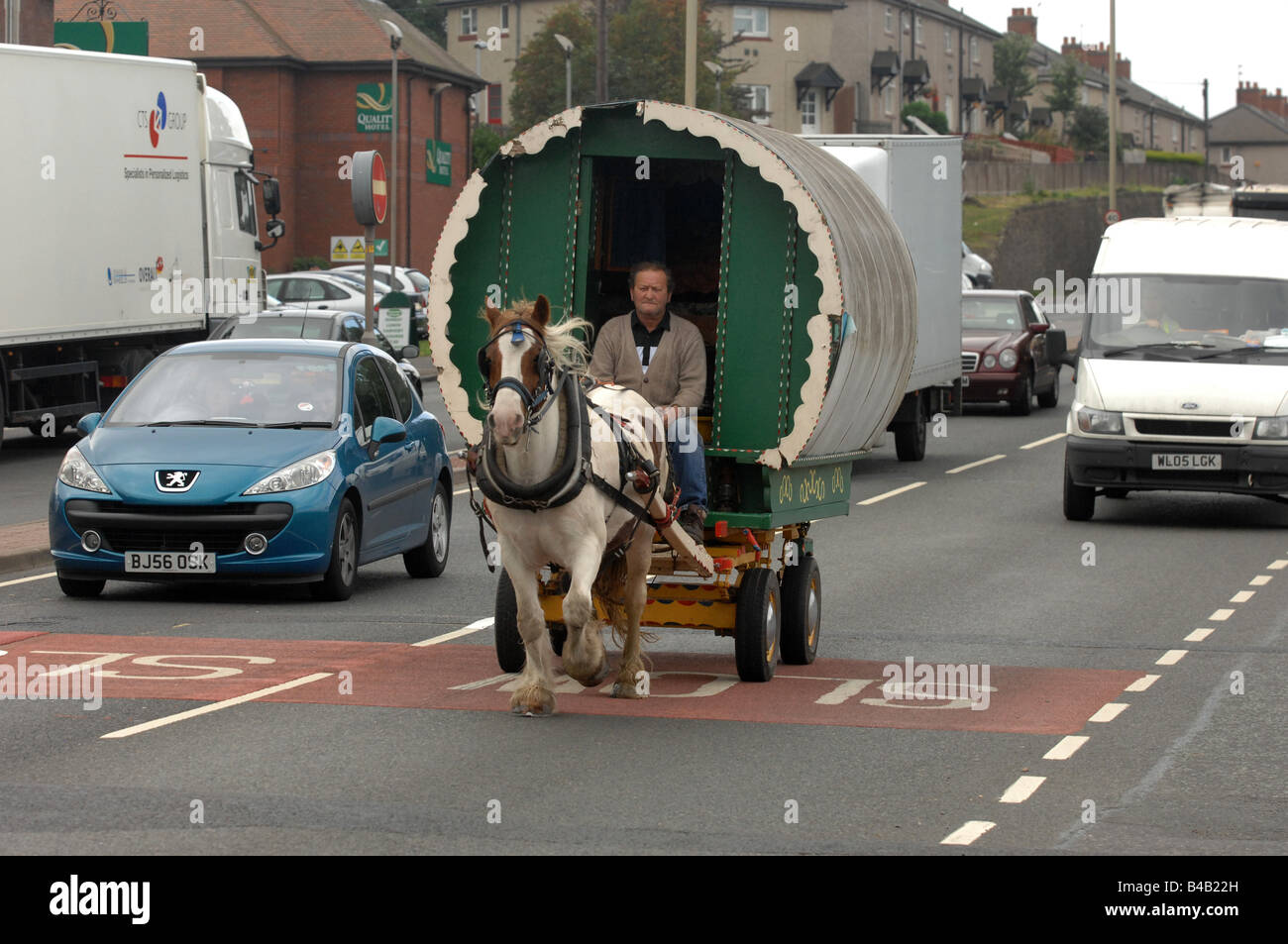 Caravane à chevaux voyageant à travers Dudley dans le West Midlands England Banque D'Images