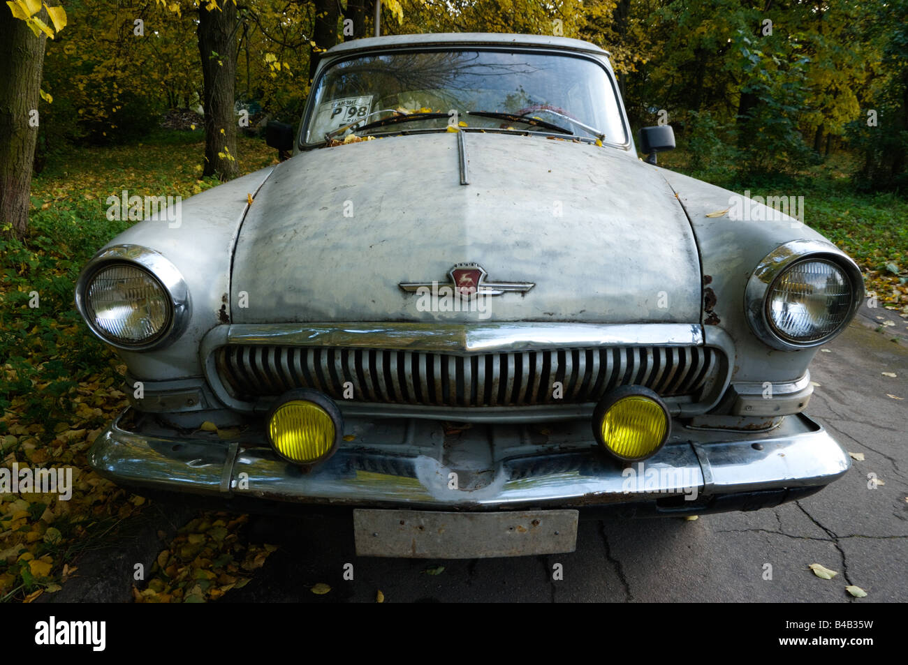 Vieille voiture soviétique (GAZ-21) dans une voie d'automne Banque D'Images