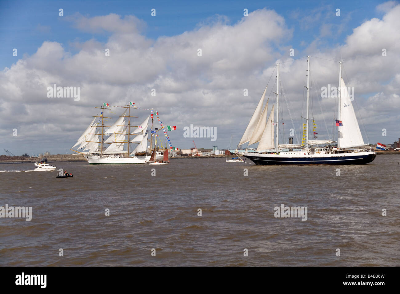 Les bateaux à voile le Cuauhtemoc et Eendracht au Tall Ships race parade à Liverpool en juillet 2008 navigation sur la Mersey Banque D'Images