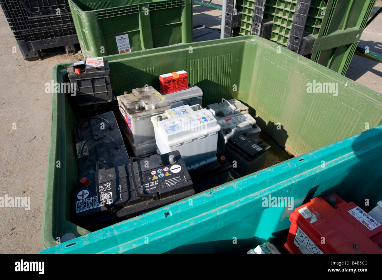 Le recyclage des piles usagées site intérieur Wingmoor Stoke Orchard Farm Cheltenham UK Banque D'Images