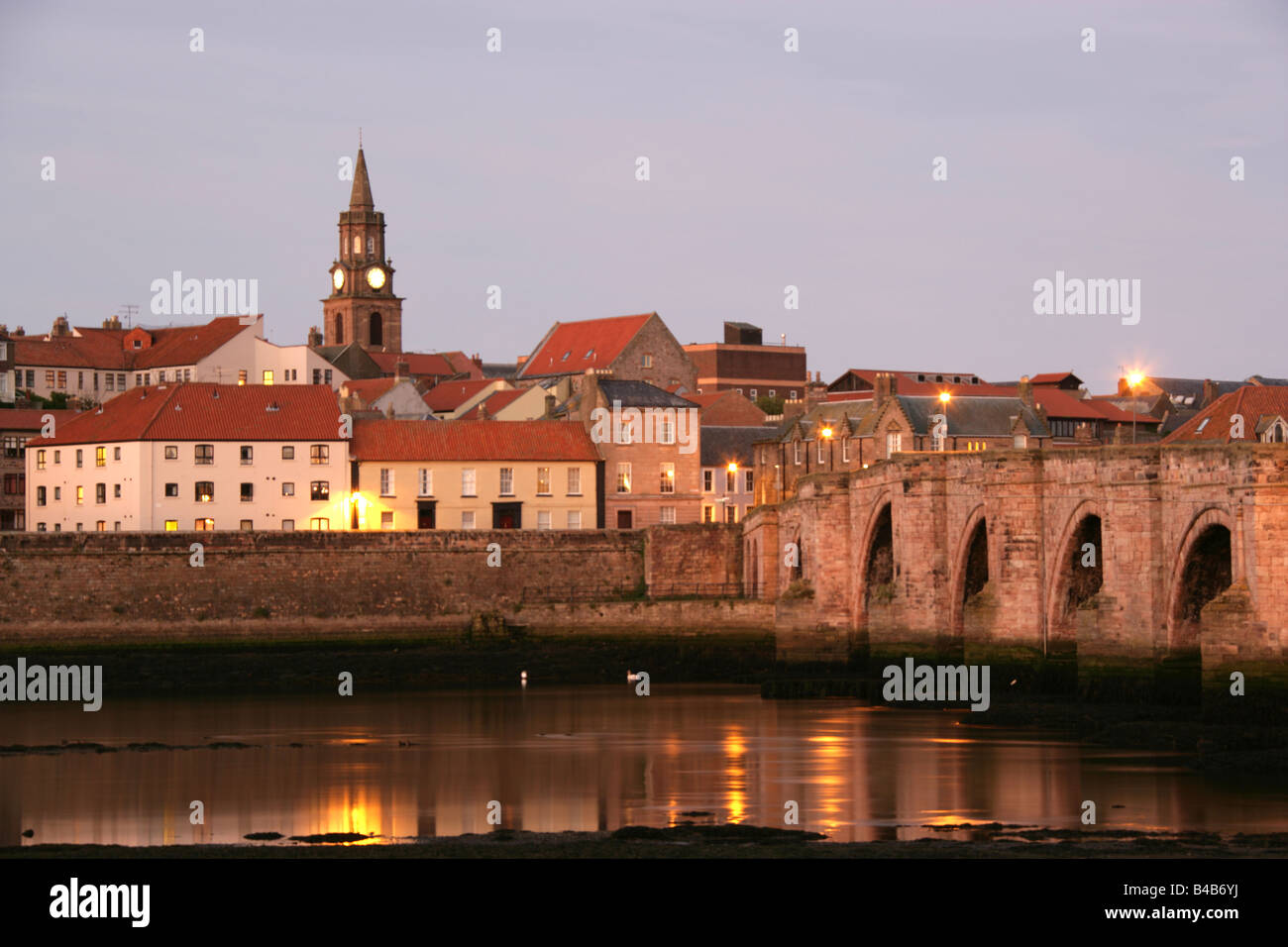 Ville de Berwick-upon-Tweed, en Angleterre. 17e siècle Vieux Pont sur la rivière Tweed avec le centre-ville de Berwick en arrière-plan. Banque D'Images