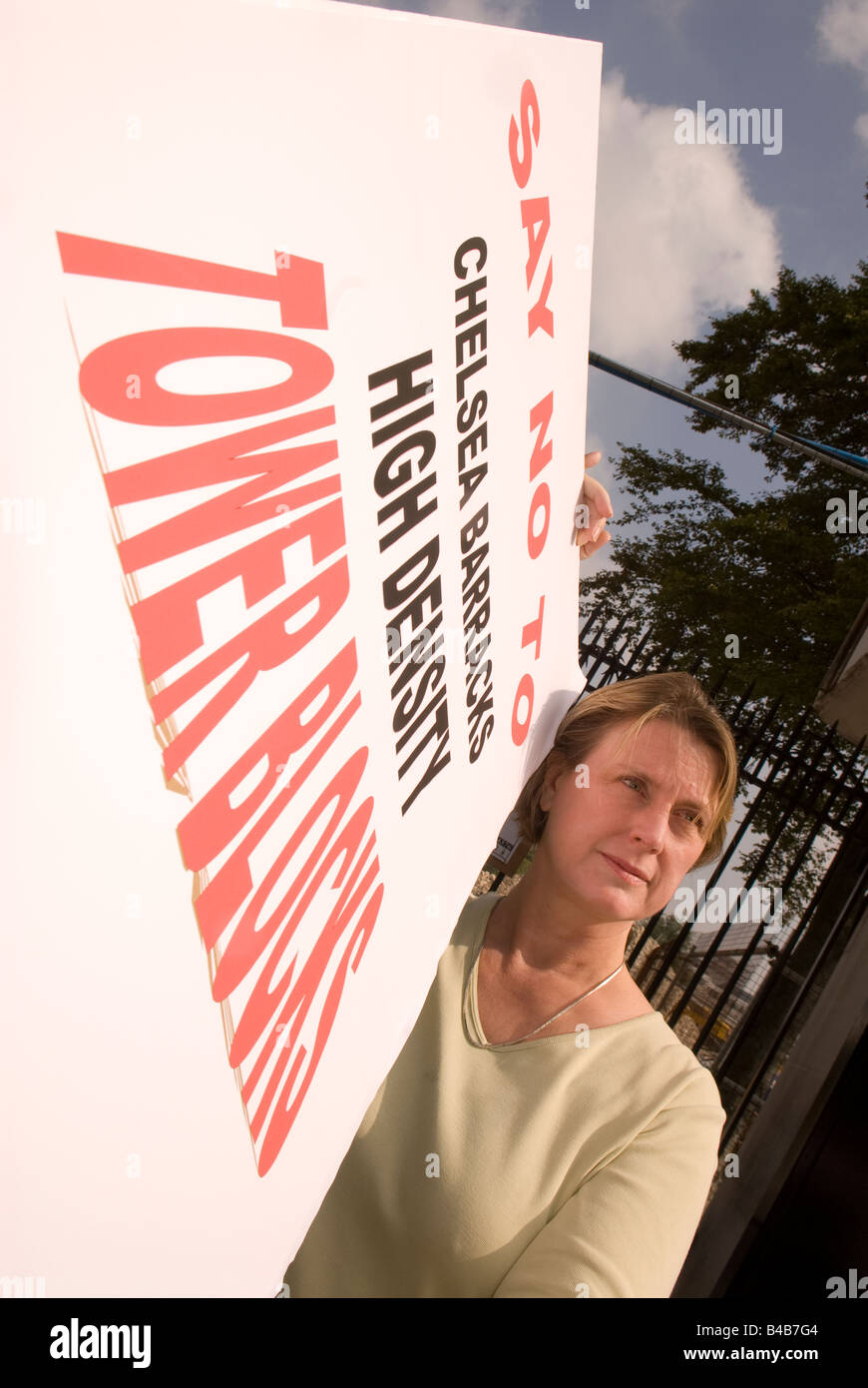 Résident local qui protestaient devant Chelsea Barracks à des plans pour construire la tour haute densité qui bloque le domaine de la brûlure Banque D'Images