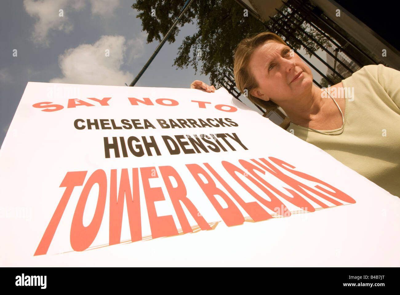 Résident local qui protestaient devant Chelsea Barracks à des plans pour construire la tour haute densité qui bloque le domaine de la brûlure Banque D'Images