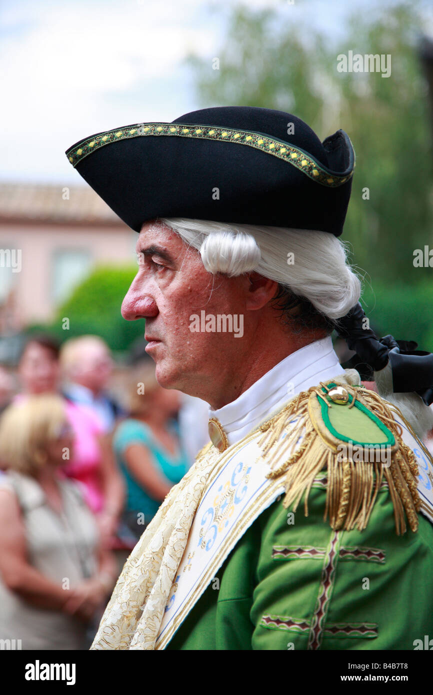 Homme portant un costume du 18ème siècle Photo Stock - Alamy