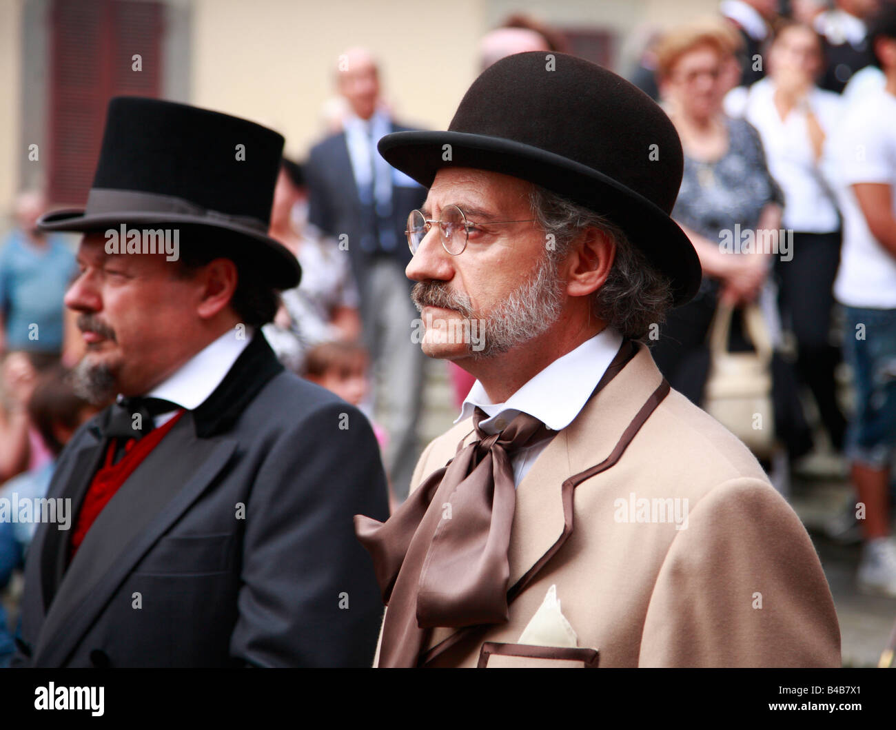 Deux hommes habillés comme des collègues de l'époque victorienne Banque D'Images